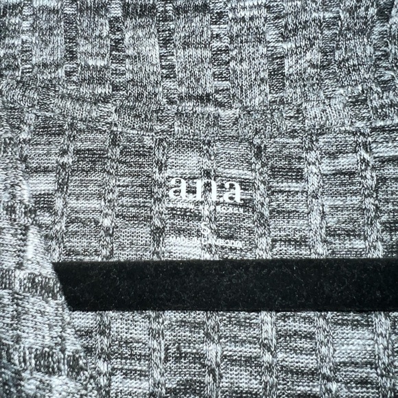 WOMEN'S Ana Vneck top size small - Picture 2 of 6